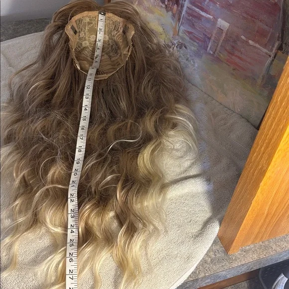 Blonde synthetic wig 28 inch - Picture 10 of 11